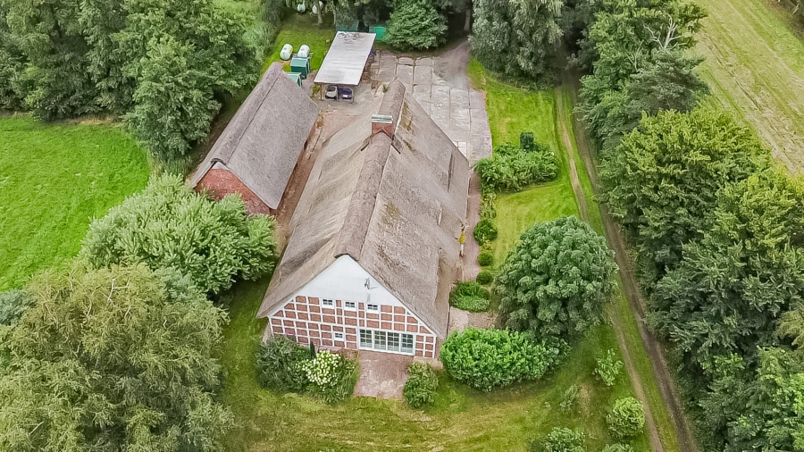 Luftbilder - 4-Generationenhaus mit Fachwerkcharme – Vier Wohneinheiten auf großem Grundstück