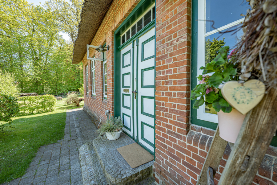 Charmantes Fachwerkjuwel mit idyllischem Garten und Weitblick! - Haustür