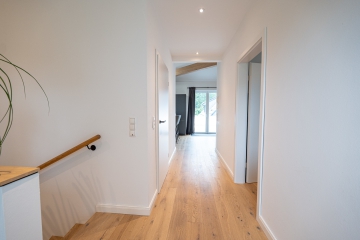 Neubau OG Flur - Hochwertige Haushälfte mit Gartenanteil und Dachterrasse!