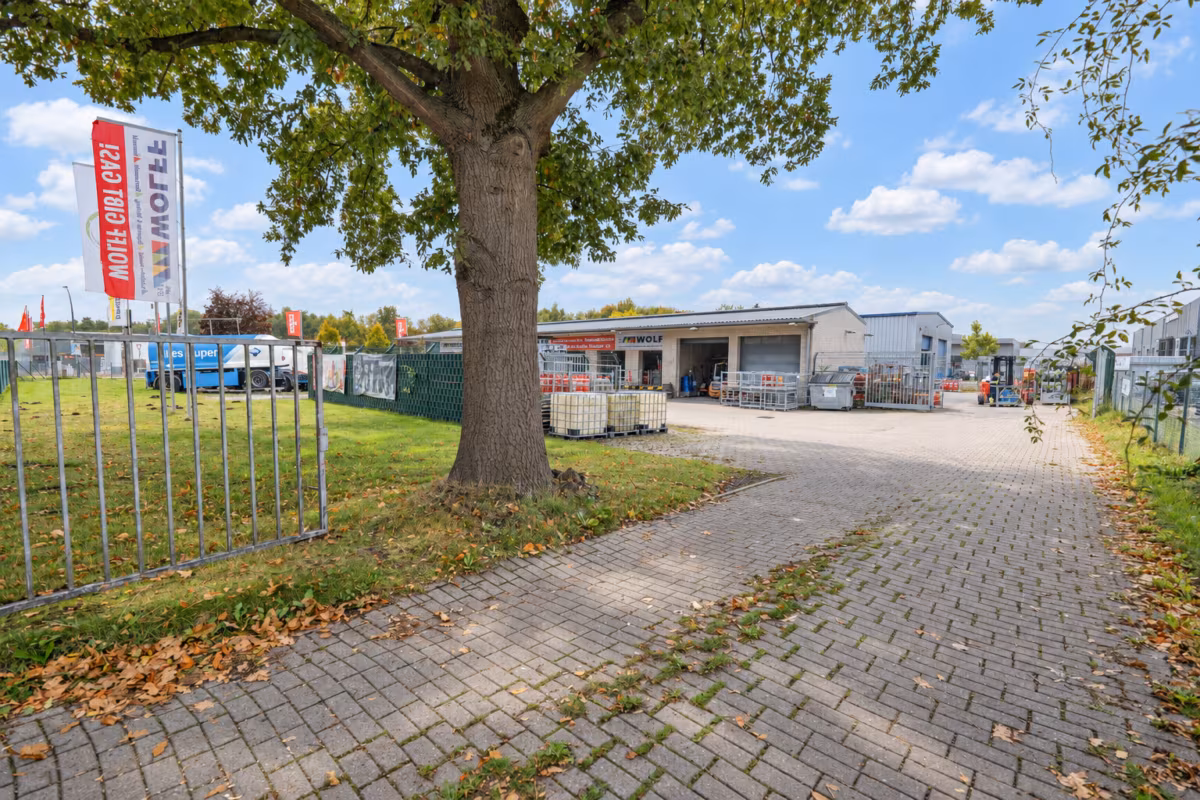 Zweite Zufahrt der Gewerbeimmobilie