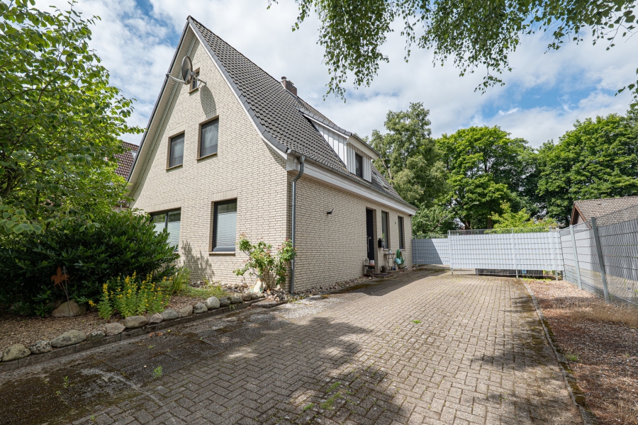 Außenansicht - Reserviert – Stilvoll. Modern. Besonders. Traumhaus mit großem Grundstück in Bremervörde!
