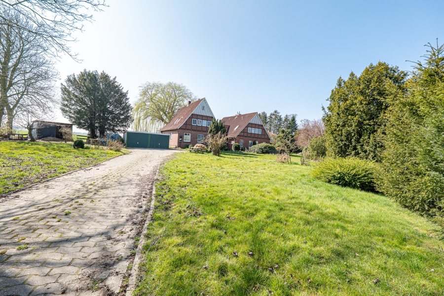 Auffahrt - Zwei Häuser, ein Traum – vielseitiges Wohnen mit ländlichem Charme!
