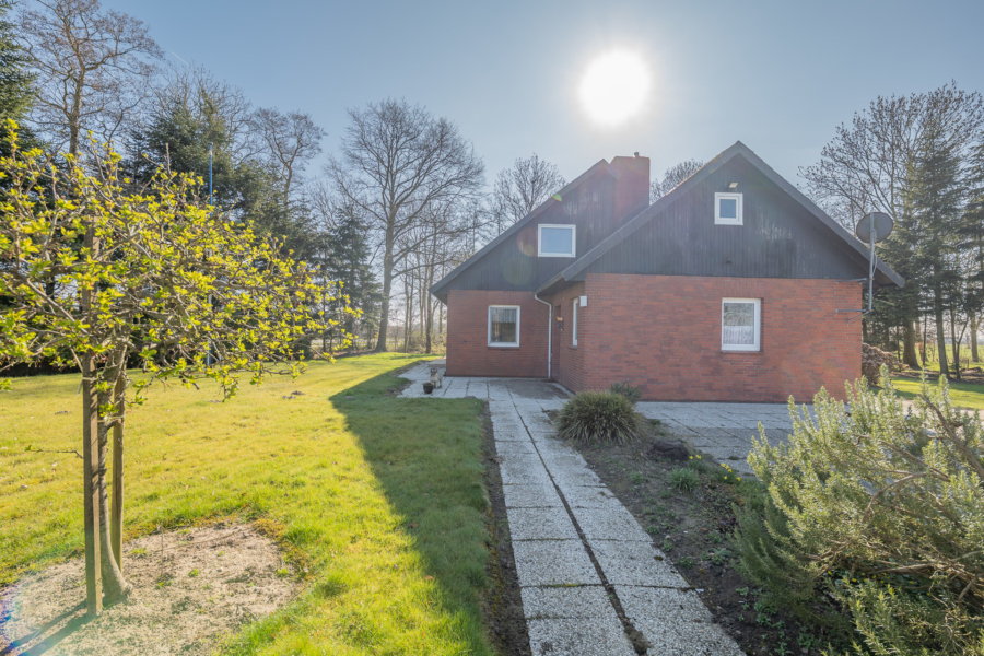 Ihr neues Zuhause mit Weidefläche: Platz für Gärtnern, Tierhaltung und vieles mehr! - Seitenansicht