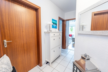 Zeitlos attraktiv & solide vermietet: 2-Zimmer-Erdgeschosswohnung mit Südterrasse in gepflegter Lage - Flur