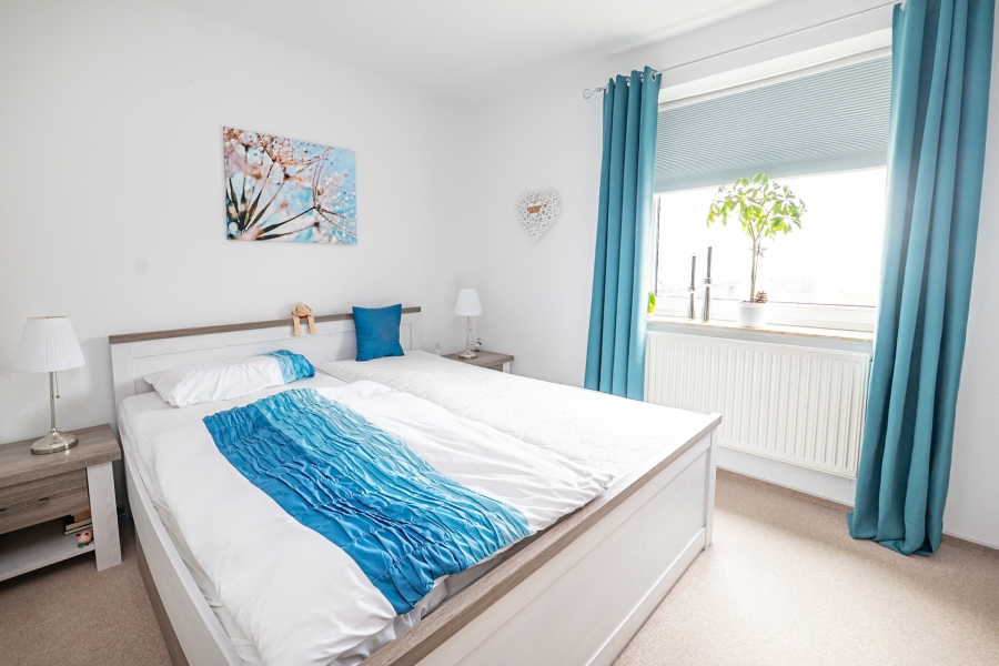 Schlafzimmer - Solide vermietete 2-Zimmer-Obergeschosswohnung mit sonnigem Südbalkon in ruhiger Lage