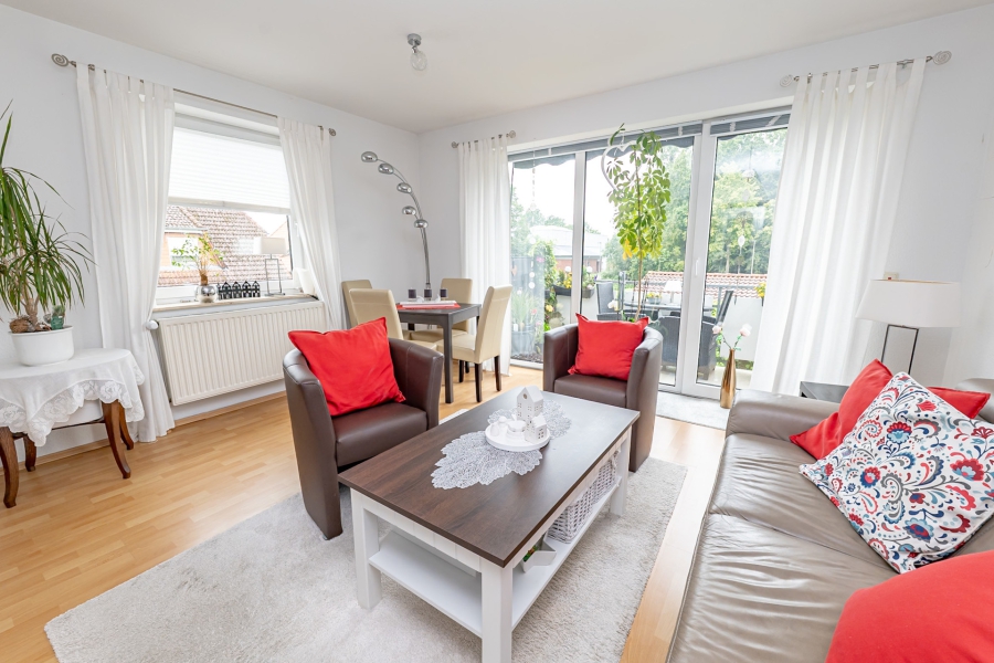 Zeitlos attraktiv & solide vermietet: 2-Zimmer-Erdgeschosswohnung mit Südterrasse in gepflegter Lage - Wohnzimmer