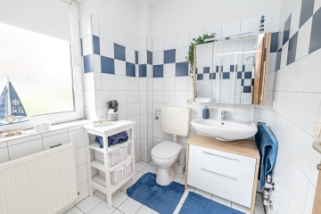 Zeitlos attraktiv & solide vermietet: 2-Zimmer-Erdgeschosswohnung mit Südterrasse in gepflegter Lage - Badezimmer