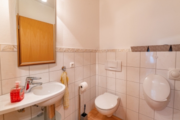 Gäste WC - Zentral wohnen über mehrere Ebenen! Zwei Balkone und viel Platz!