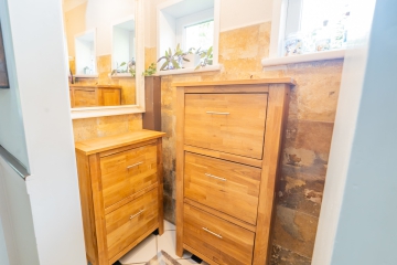 Großzügiges Anwesen mit drei Wohneinheiten, Naturteich und Werkstatt – perfekt für Mehrgenerationen, Wohnen & Arbeiten oder Kapitalanlage - Garderobe Wohnhaus 1
