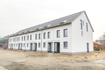 Außenansicht Stand 12/25 - Exklusives KfW-55-Neubau-Reihenhaus in Stade – 5,5 Zimmer, ca. 130 m², modern & bezugsfertig ab 01.06.2026