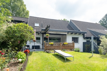 Einfamilienhaus mit idyllischem Garten und durchdachter Raumaufteilung - Rückansicht