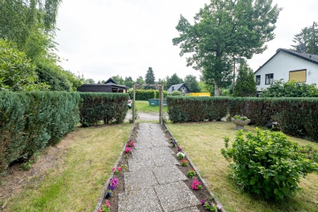 Einfamilienhaus mit idyllischem Garten und durchdachter Raumaufteilung - Vorgarten