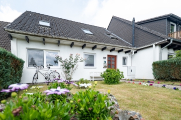 Einfamilienhaus mit idyllischem Garten und durchdachter Raumaufteilung - Vorderansicht