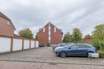 Parkplatz vor dem Haus - Attraktive Kapitalanlage! Solides 12 Parteienhaus in Stade Haddorf!