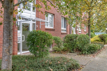 Hauseingänge - Attraktive Kapitalanlage! Solides 12 Parteienhaus in Stade Haddorf!
