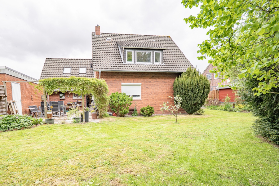 Garten - Zweifamilienhaus mit großem Garten in Jever – ideal für Familien oder Kapitalanleger