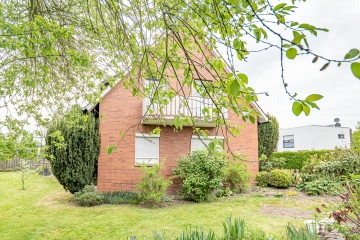 Zweifamilienhaus mit großem Garten in Jever – ideal für Familien oder Kapitalanleger - Außenansicht