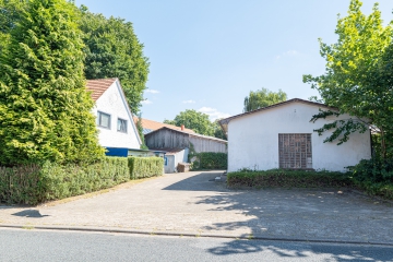Straßenansicht - Ruhig. Grün. Flexibel. – Vielseitiges Zuhause für Generationen oder neue Wohnkonzepte!
