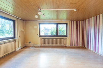 Wohnzimmer - Ein Rohdiamant im Grünen – das perfekte Projekt für Handwerker und Visionäre!