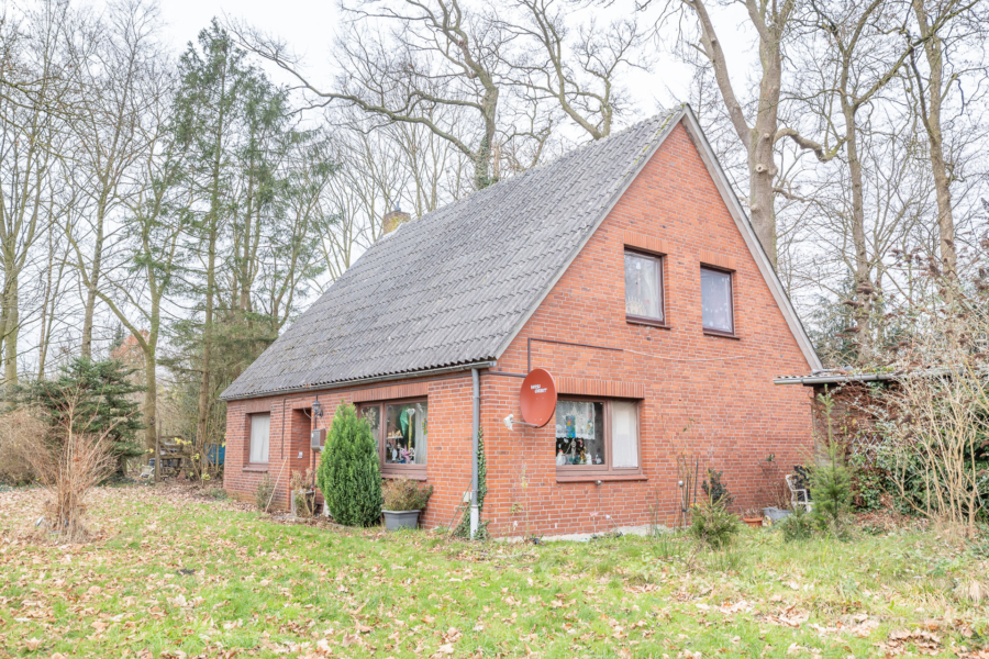 Idyllisches Einfamilienhaus mit großem Garten und Naturblick in ruhiger Lage - Außenansicht