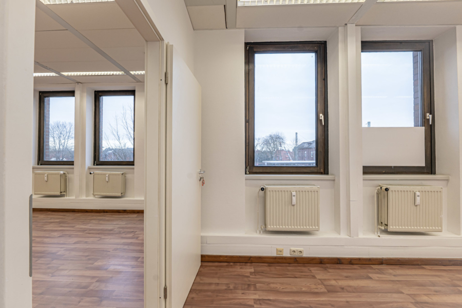 Einladendes Büro- oder Praxisparadies mit flexiblen Gestaltungsmöglichkeiten - Büroraum 1/2