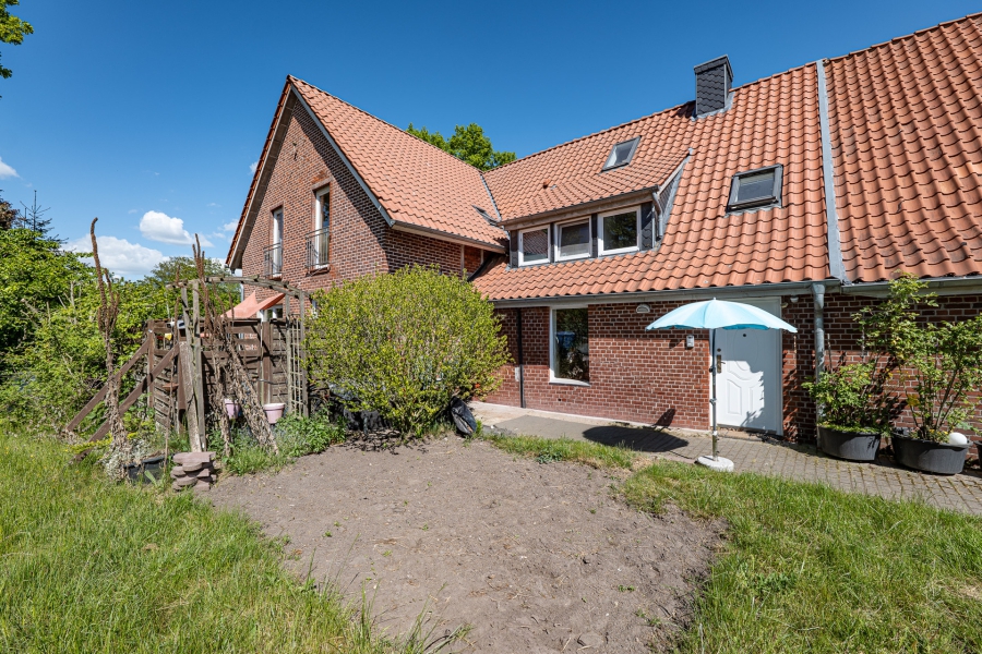 Großzügiges, ländliches Wohnen in modernem Ambiente - Außenansicht mit separatem Eingang