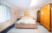 Schlafzimmer - Großzügiges Wohnhaus mit Einliegerwohnung auf idyllischem Grundstück – Raum für Familie, Hobby und Eigenbedarf