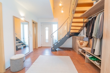 Modernes Einfamilienhaus mit großzügigem Grundstück und stilvoller Ausstattung - Flur