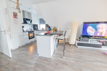 Wohn- und Esszimmer - Moderne 4-Zimmer-Wohnung auf zwei Ebenen mit Balkonen und Stellplatz