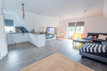 Wohn- und Esszimmer - Moderne 4-Zimmer-Wohnung auf zwei Ebenen mit Balkonen und Stellplatz