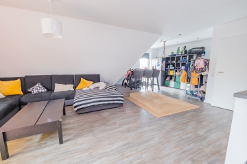 Wohn- und Esszimmer - Moderne 4-Zimmer-Wohnung auf zwei Ebenen mit Balkonen und Stellplatz