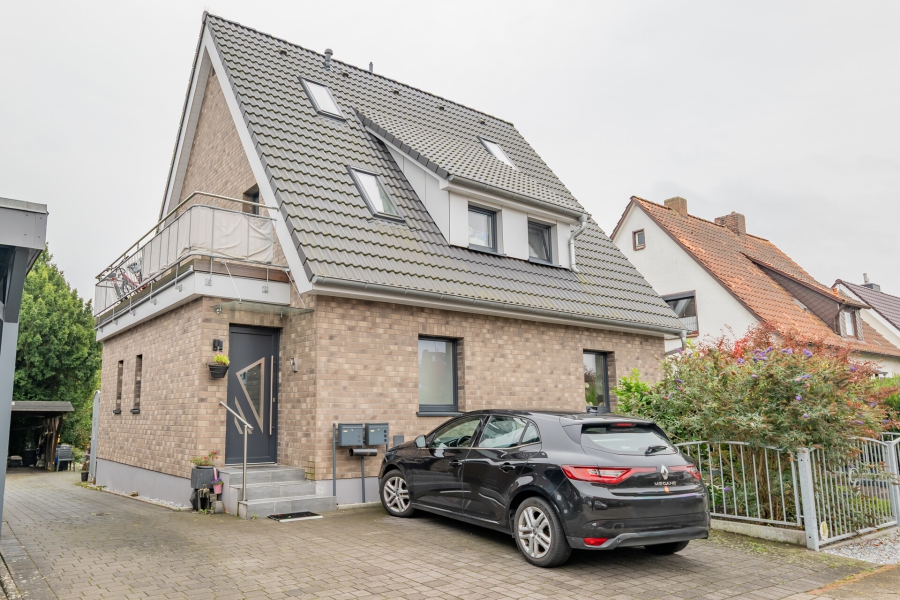 Außenansicht - Moderne 4-Zimmer-Wohnung auf zwei Ebenen mit Balkonen und Stellplatz