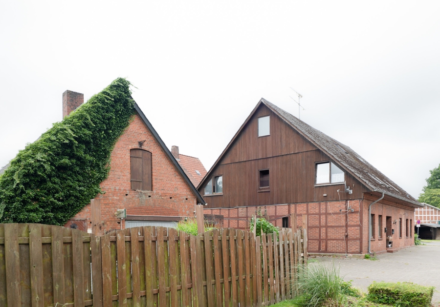 Investieren mit Weitblick – 6 vermietete Wohneinheiten auf gepflegtem Eckgrundstück in Alfstedt - Seitenansicht Vorderhaus und Nebengebäude
