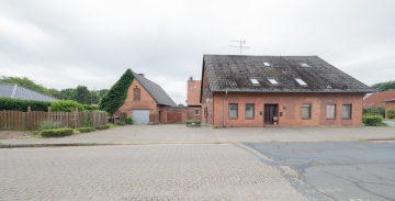 Investieren mit Weitblick – 6 vermietete Wohneinheiten auf gepflegtem Eckgrundstück in Alfstedt - Ansicht Vorderhaus und Nebengebäude