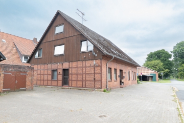 Investieren mit Weitblick – 6 vermietete Wohneinheiten auf gepflegtem Eckgrundstück in Alfstedt - Seitensicht Vorderhaus