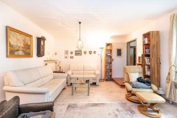 Ländliche Idylle am See – Resthof mit Nebengebäuden und Weideland zum Verlieben! - Wohnzimmer