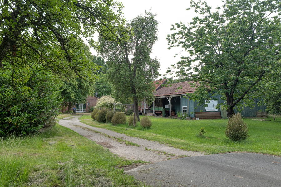 Ländliche Idylle am See – Resthof mit Nebengebäuden und Weideland zum Verlieben! - Auffahrt