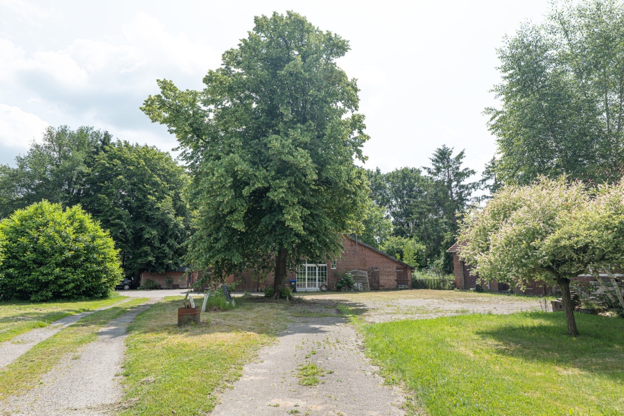 Grundstück - Ländliche Idylle am See – Resthof mit Nebengebäuden und Weideland zum Verlieben!