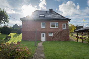 Hinteransicht - Zuhause mit Weitblick: Stilvolle Räume und ein großzügiges Grundstück