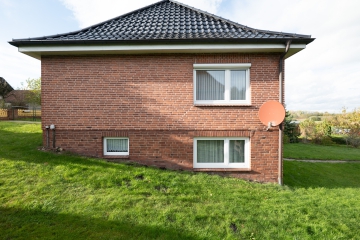 Seitenansicht - Zuhause mit Weitblick: Stilvolle Räume und ein großzügiges Grundstück