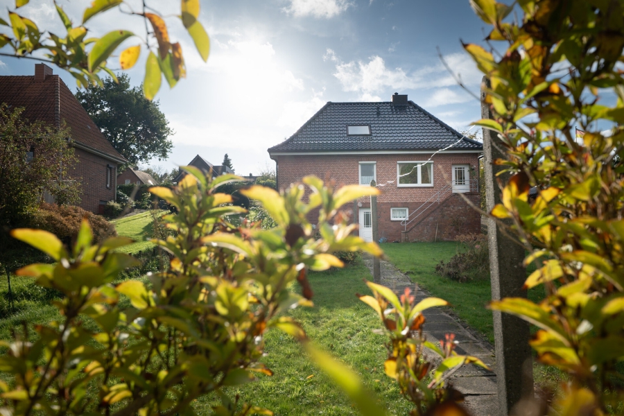 Ansicht - Zuhause mit Weitblick: Stilvolle Räume und ein großzügiges Grundstück