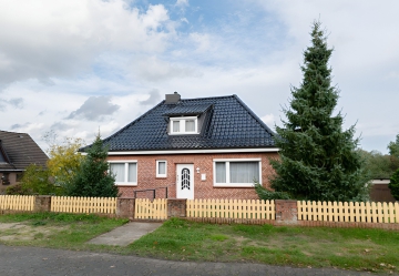 Vorderansicht - Zuhause mit Weitblick: Stilvolle Räume und ein großzügiges Grundstück