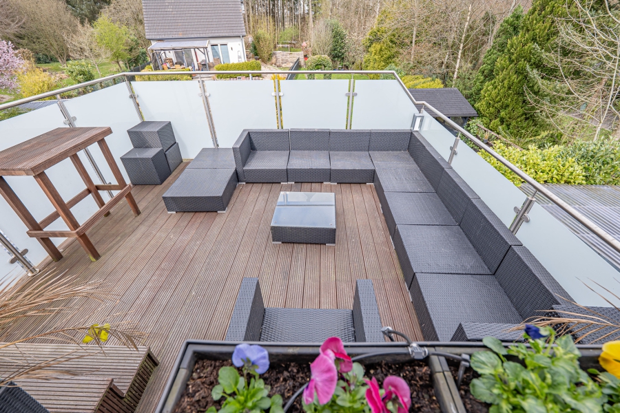 Dachterrasse, eigener Wald und viel Wohnfläche! - Dachterrasse