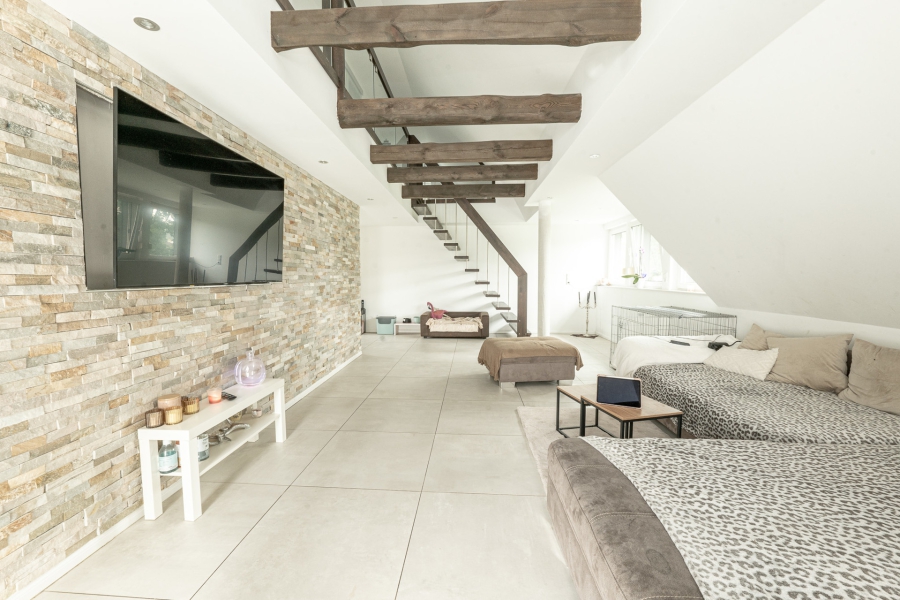Haupthaus OG Wohnen - Hochwertige Dachgeschosswohnung mit Gartenanteil und atemberaubener Galerie.