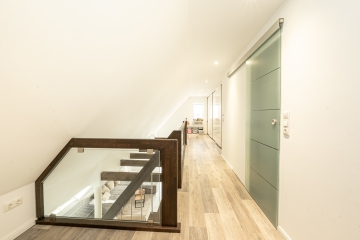 Haupthaus OG Galerie - Hochwertige Dachgeschosswohnung mit Gartenanteil und atemberaubener Galerie.