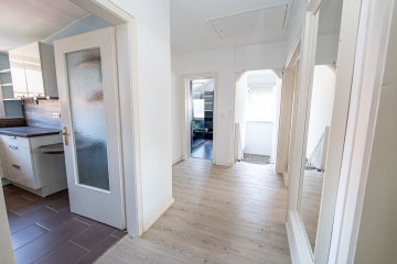 Gemütliches Wohnen unterm Dach – Stilvolle 3-Zimmer-Wohnung mit Charme - Flur OG