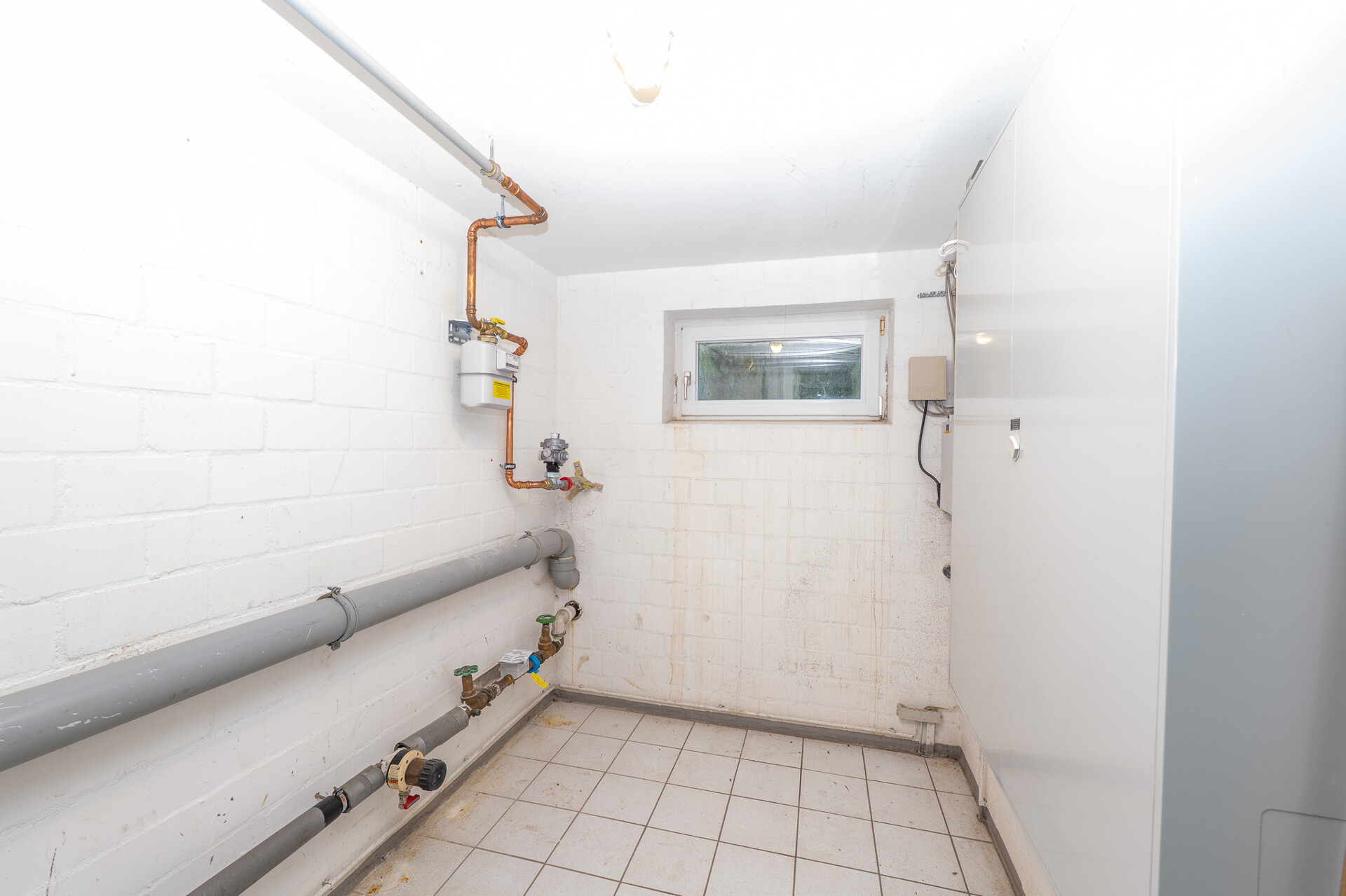 Mehrfamilienhaus mit 6 Wohneinheiten in Wiepenkathen! - Hausanschlussraum (18418)