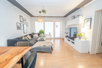Einziehen oder investieren – gepflegte Erdgeschosswohnung mit zwei Balkonen und Zukunftspotenzial - Wohnzimmer