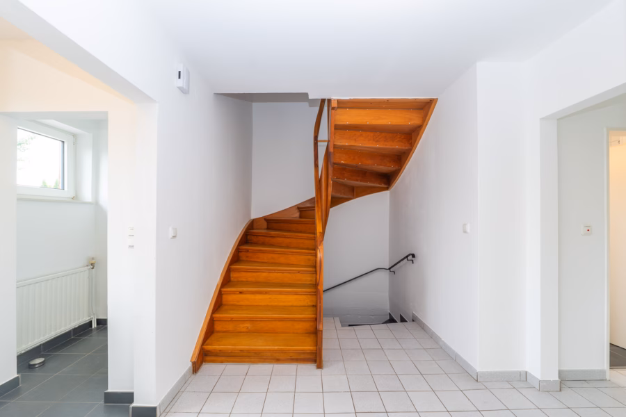 Flur mit Holztreppe
