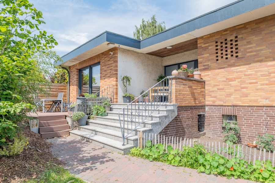 Moderner Wohntraum auf großzügigem Eckgrundstück – stilvoller Flachdachbungalow in Drochtersen - Eingang